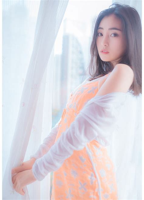 礼炮鸣响，国旗护卫队擎国旗出场！